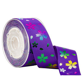 Flor impressa do arco-íris na fita roxa do Grosgrain para o empacotamento dos doces