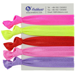 As meninas personalizadas dos presentes formam faixas lisas do cabelo do elástico de pano