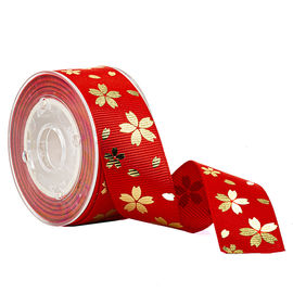 Flor vermelha do ouro da folha na fita impressa rosa do Grosgrain para a decoração do feriado