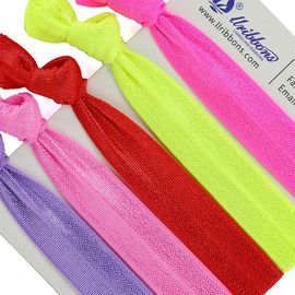 As meninas personalizadas dos presentes formam faixas lisas do cabelo do elástico de pano